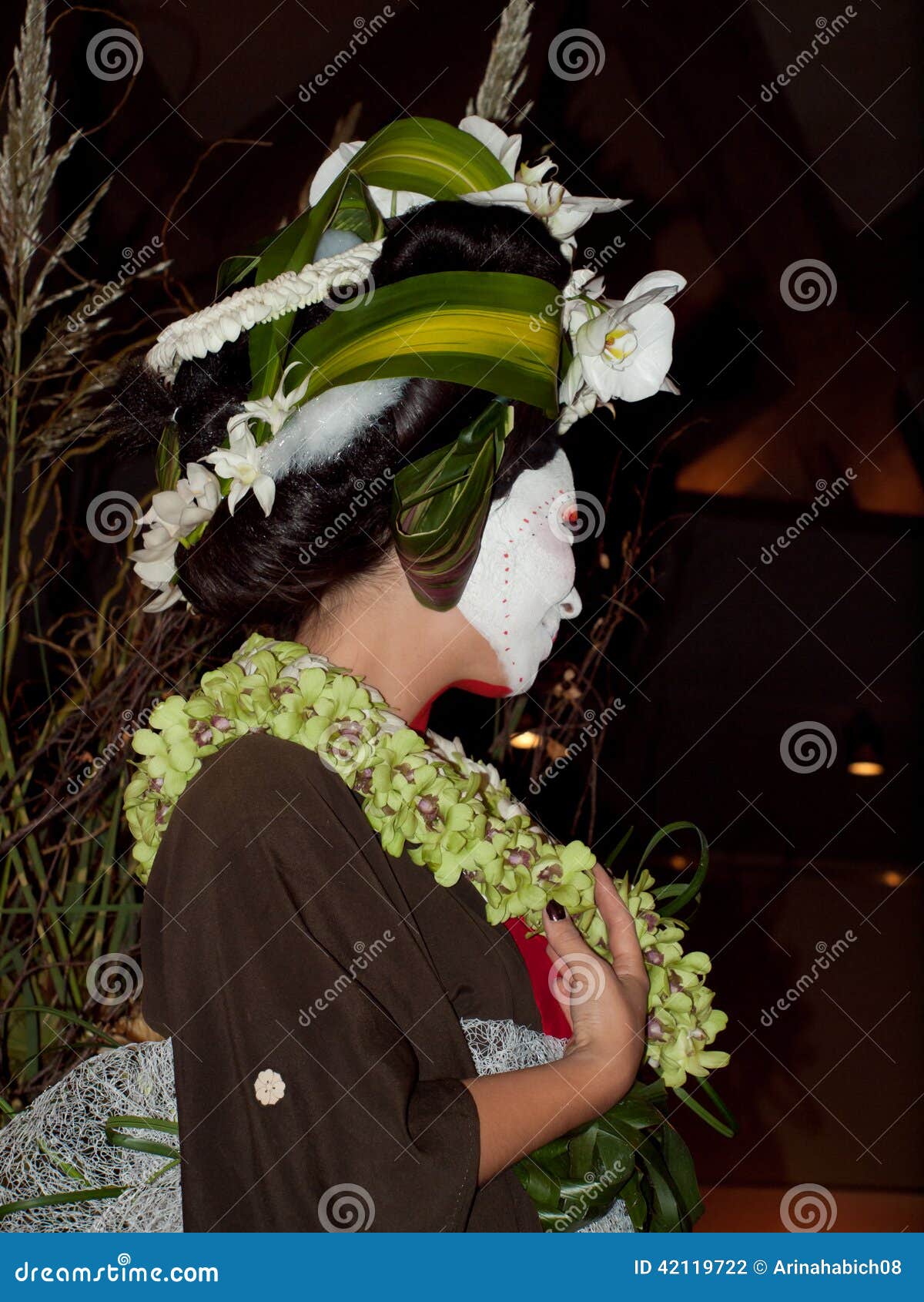 Flores selvagens. Arranjos florais selvagens nas rosas brancas para a noiva, begônias vermelhas para o ditador
Com um desfile de moda floral por Arthur Williams, design floral de Babylon em Denver Botanical Gardens 2011