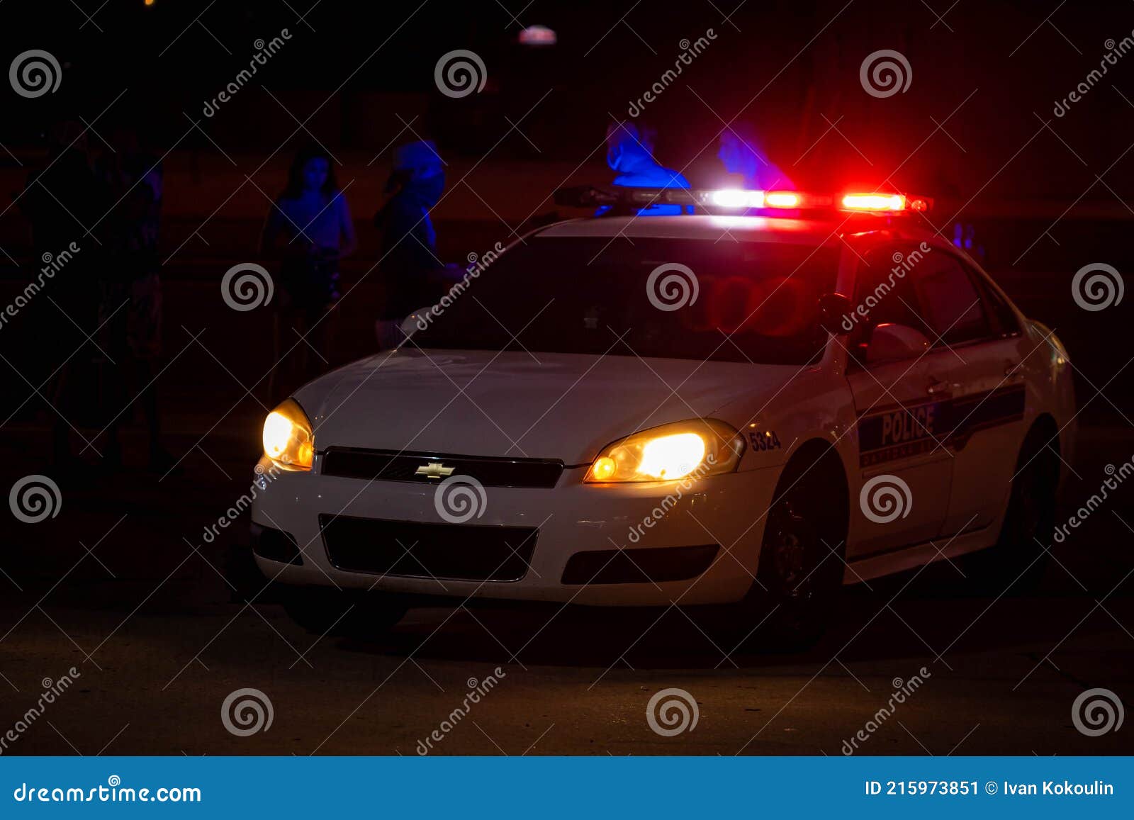 Florida Usa Feb 11 2021 : Coche De Policía Con Luces Intermitentes Y  Agentes Con Sospechosos En La Parte Trasera Fotografía editorial - Imagen  de florida, patrulla: 215973877