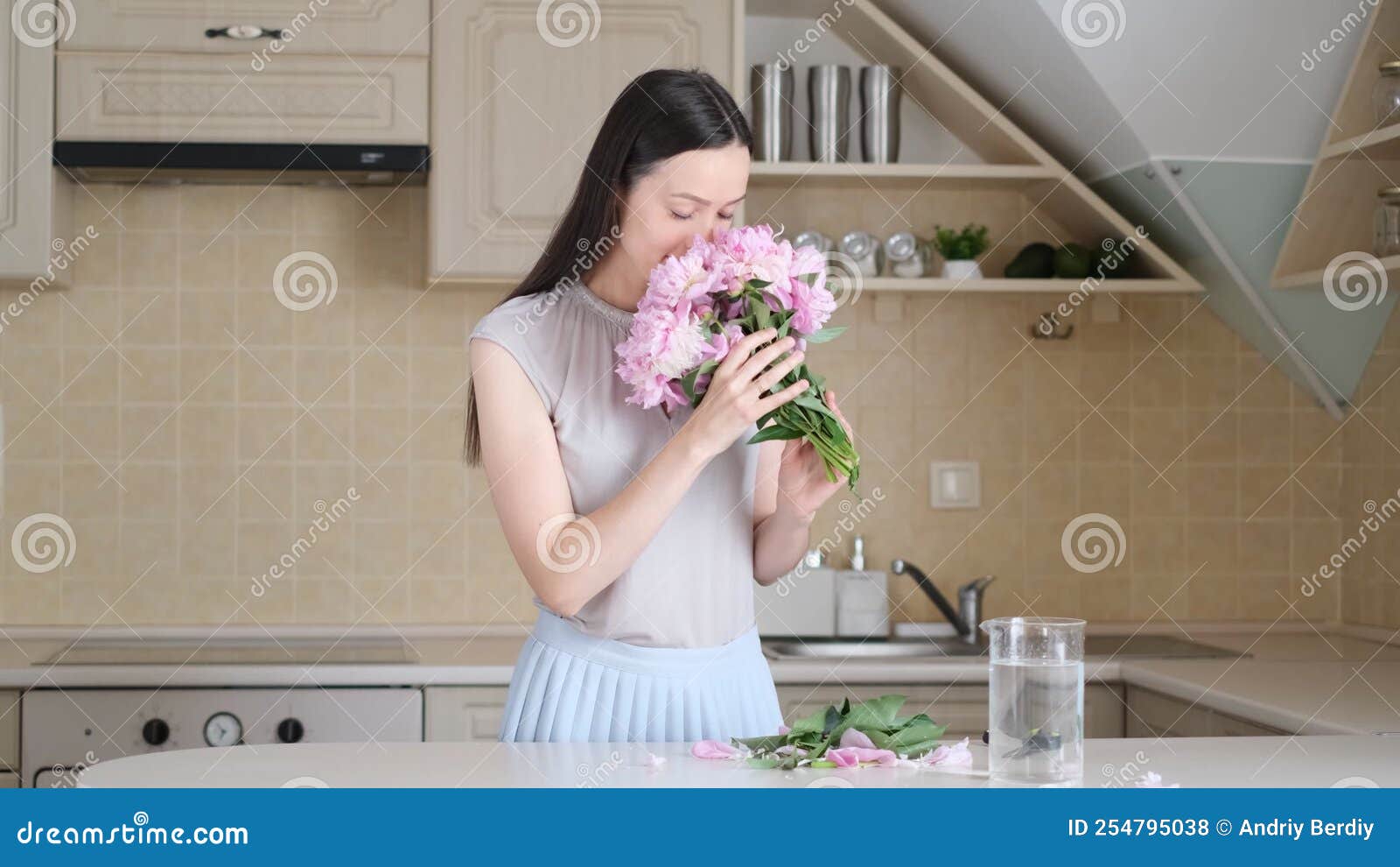 Florista De Mulher Colocou Peões Em Um Vaso. Lindos Piões Rosa