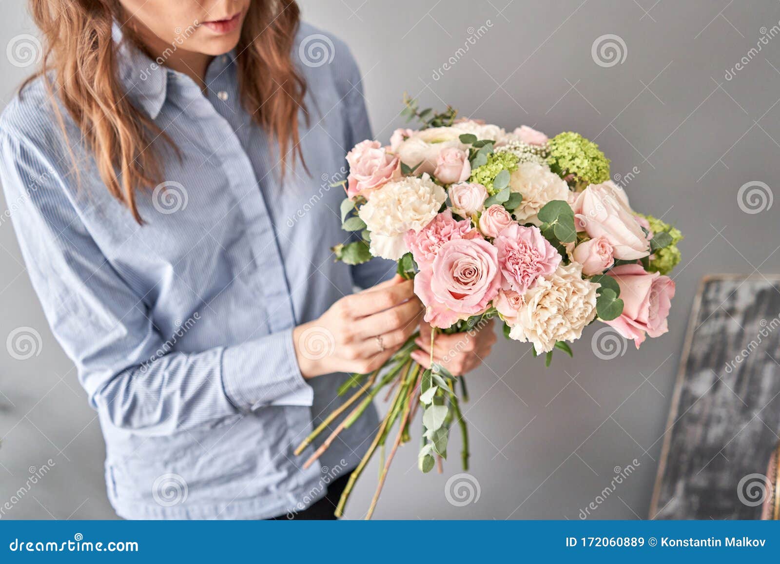 Florista Feminino Criando Belo Buquê Na Floricultura. Trabalho Na