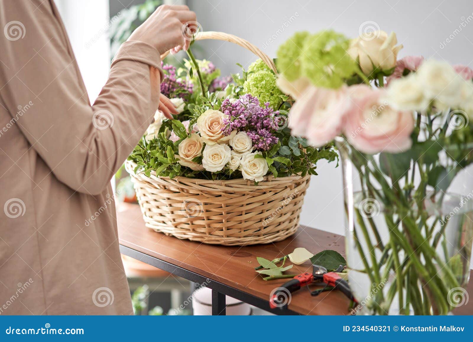 Florista Feminino Criando Belo Buquê Na Floricultura. Trabalho Na