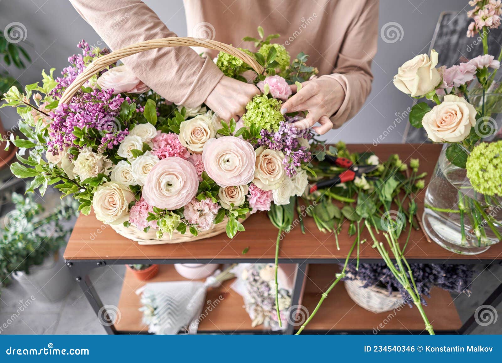 Florista Feminino Criando Belo Buquê Na Floricultura. Trabalho Na