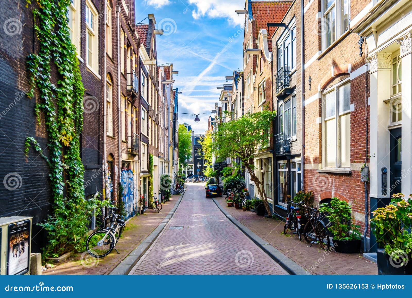 bus onderwerpen Trillen The Binnen Vissersstraat in Amsterdam, Holland Editorial Stock Photo -  Image of gables, community: 135626153