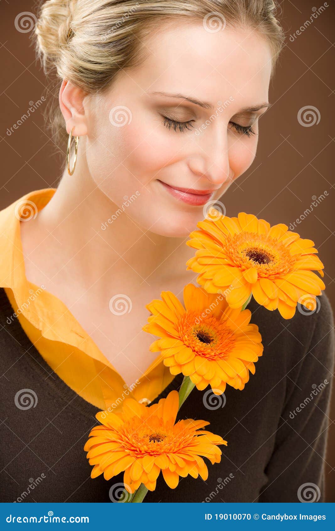Flower Romantic Woman Hold Gerbera Daisy Stock Photo - Image of clothes, brown: 19010070 Flower Romantic Woman Hold Gerbera Daisy Stock Photo - Image of clothes, brown: 19010070