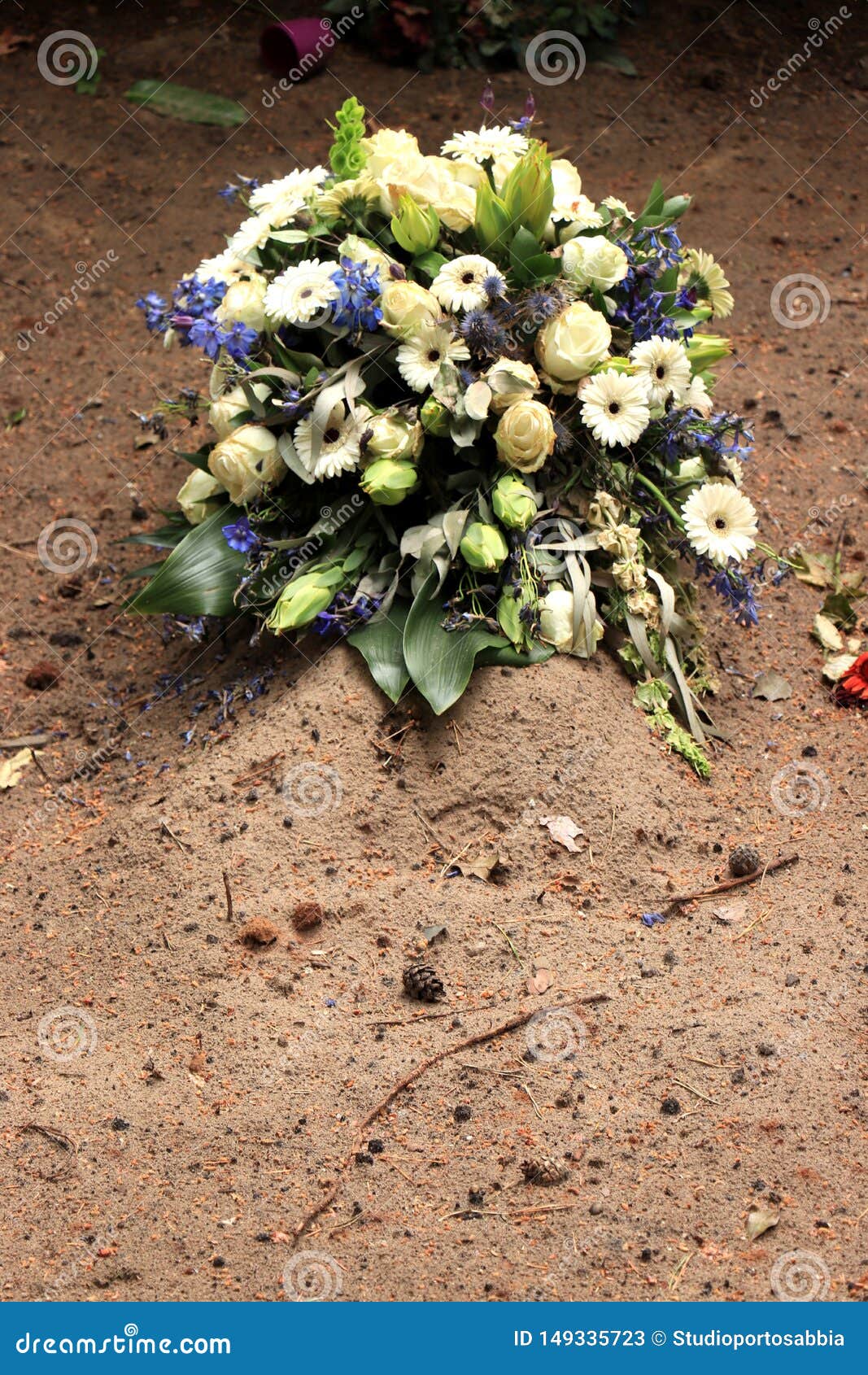 Flowers on a grave stock image. Image of death, bouquet 149335723