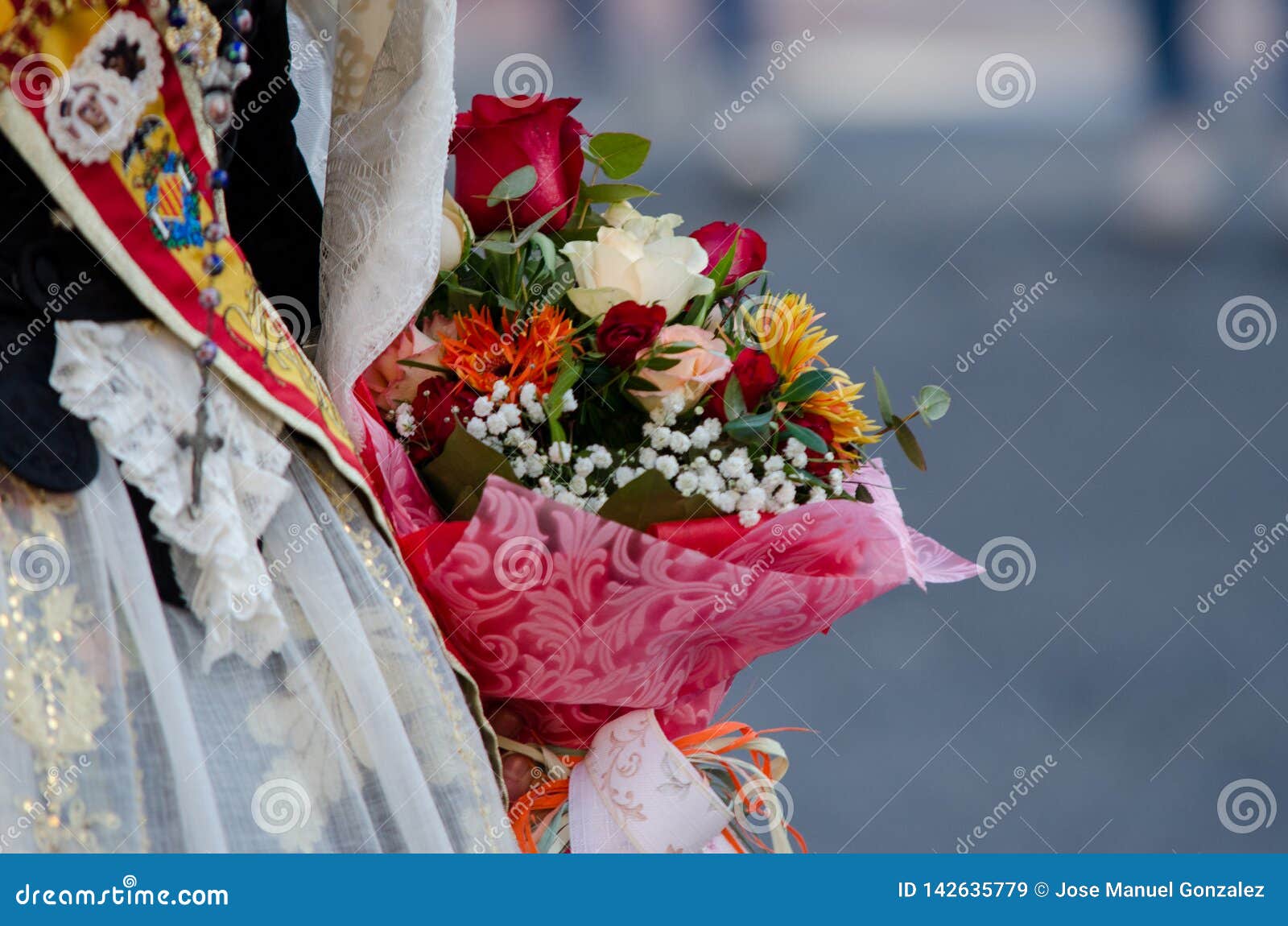 flowers for the virgin in the offering of the fallas of valencia