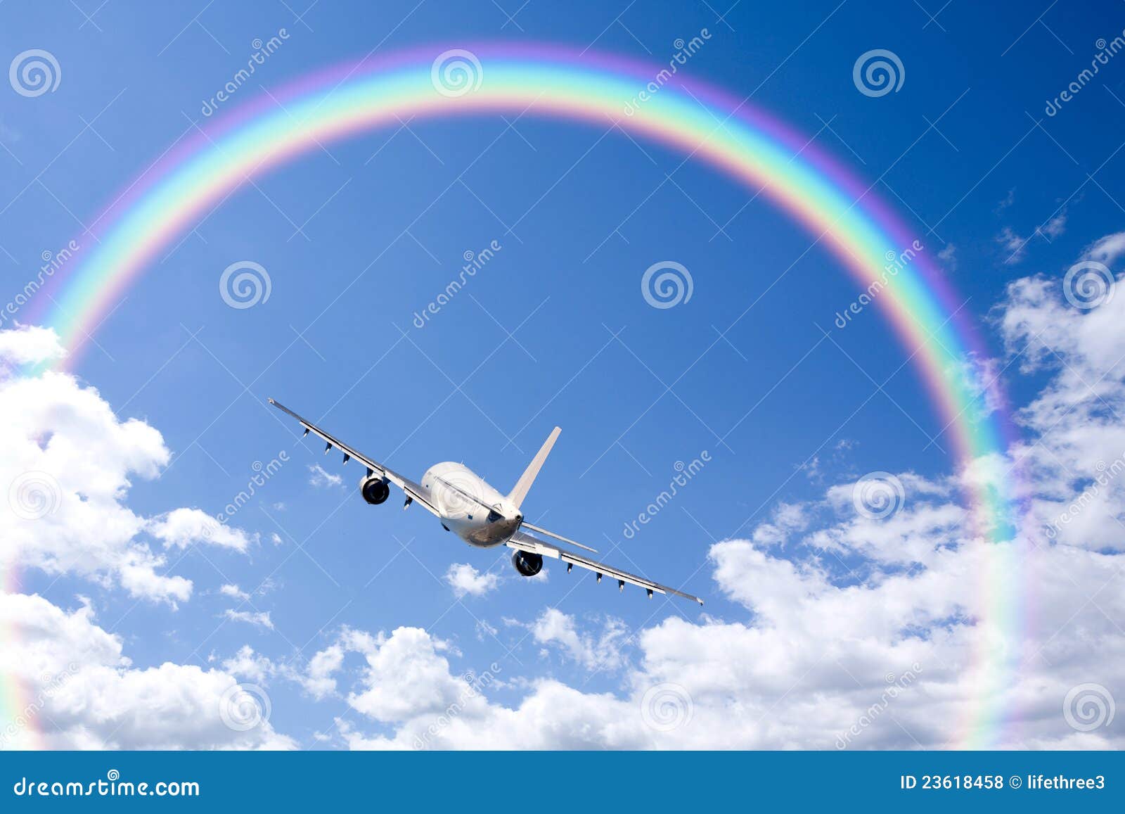 Flugzeug-Wolken Und Regenbogen Stockfoto - Bild von flaumig, reise