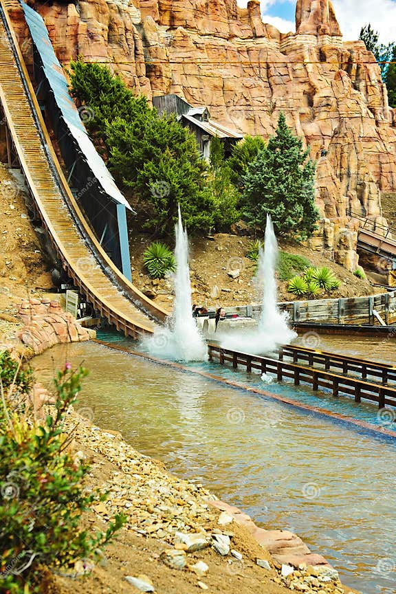 Flume Ride Log Car Splashes Down Editorial Image Image of movieworld