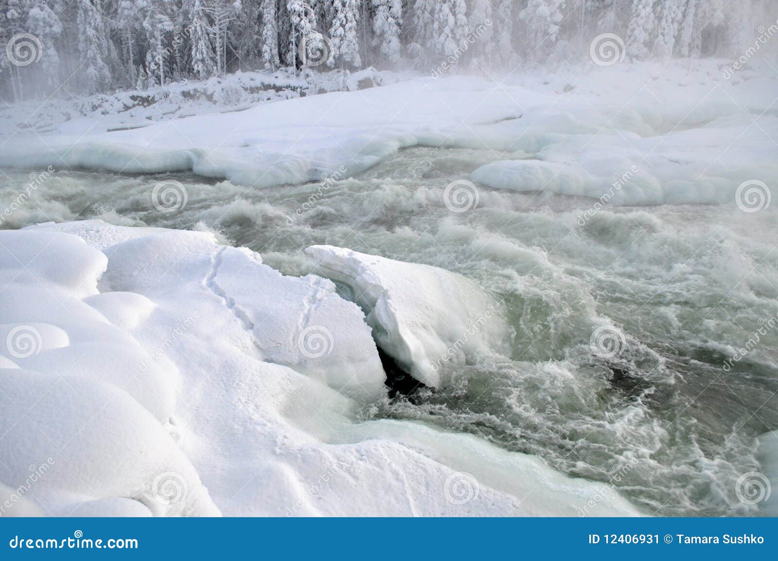 Fluss im Winter. Wasserfall Storforsen im Norden von Skandinavien