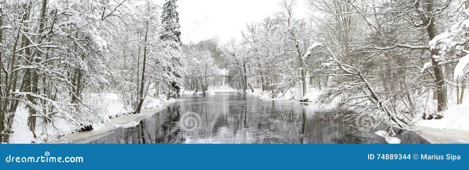 Fluss im Winter. Ein kalter Fluss, der friedvoll durch eine gefrorene schwedische Landschaft fließt