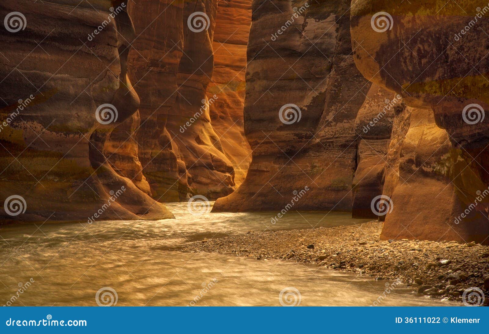 Fluss-Schlucht in Wadi Mujib, Jordanien. Flussschlucht von Wadi Mujib in erstaunlichen goldenen hellen Farben. Wadi Mujib ist im Bereich von Totem Meer in Jordanien