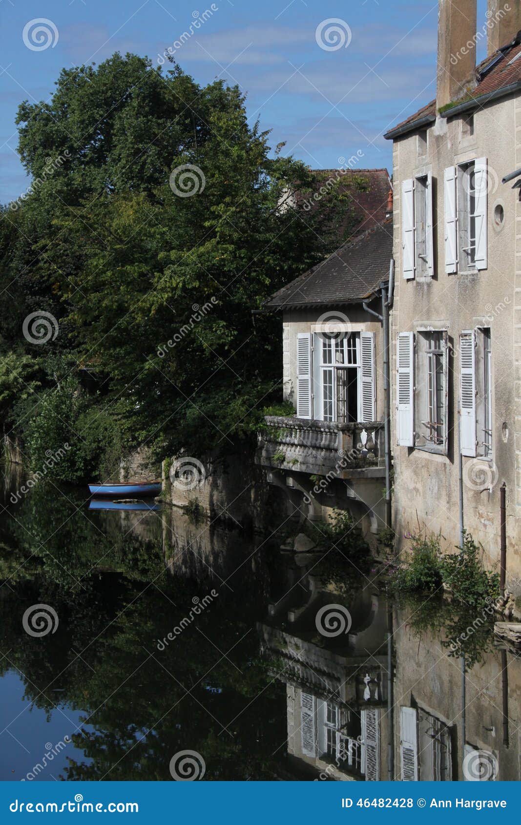 Fluss serein Landschaft, Noyers, Burgunder, Frankreich. Eine Ansicht von der Brücke, die den Fluss Serein, Noyers, Burgunder, Frankreich übersieht