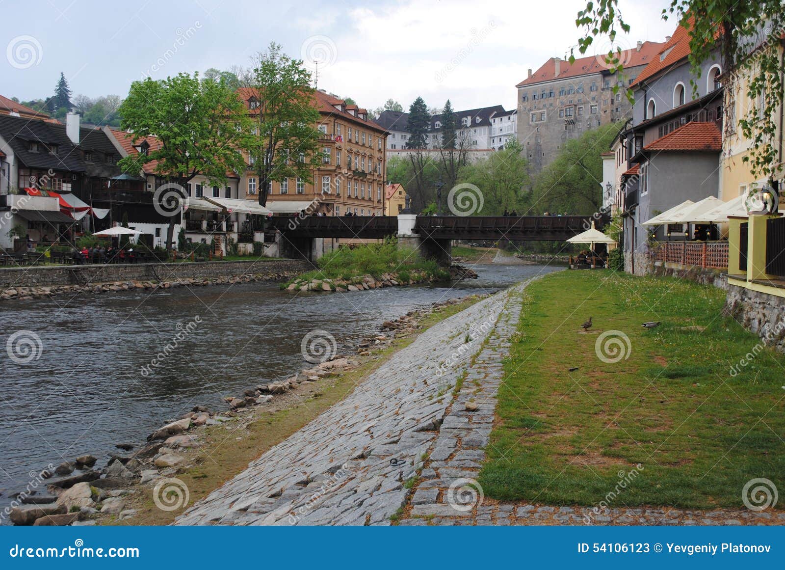 Fluss und Brücke in Cesky Krumlov. Frühlingsstadt und nasses Schloss