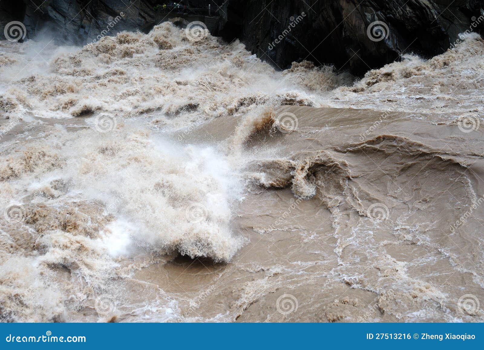 Flusso veloce di acqua nel fiume di Yangtse.
