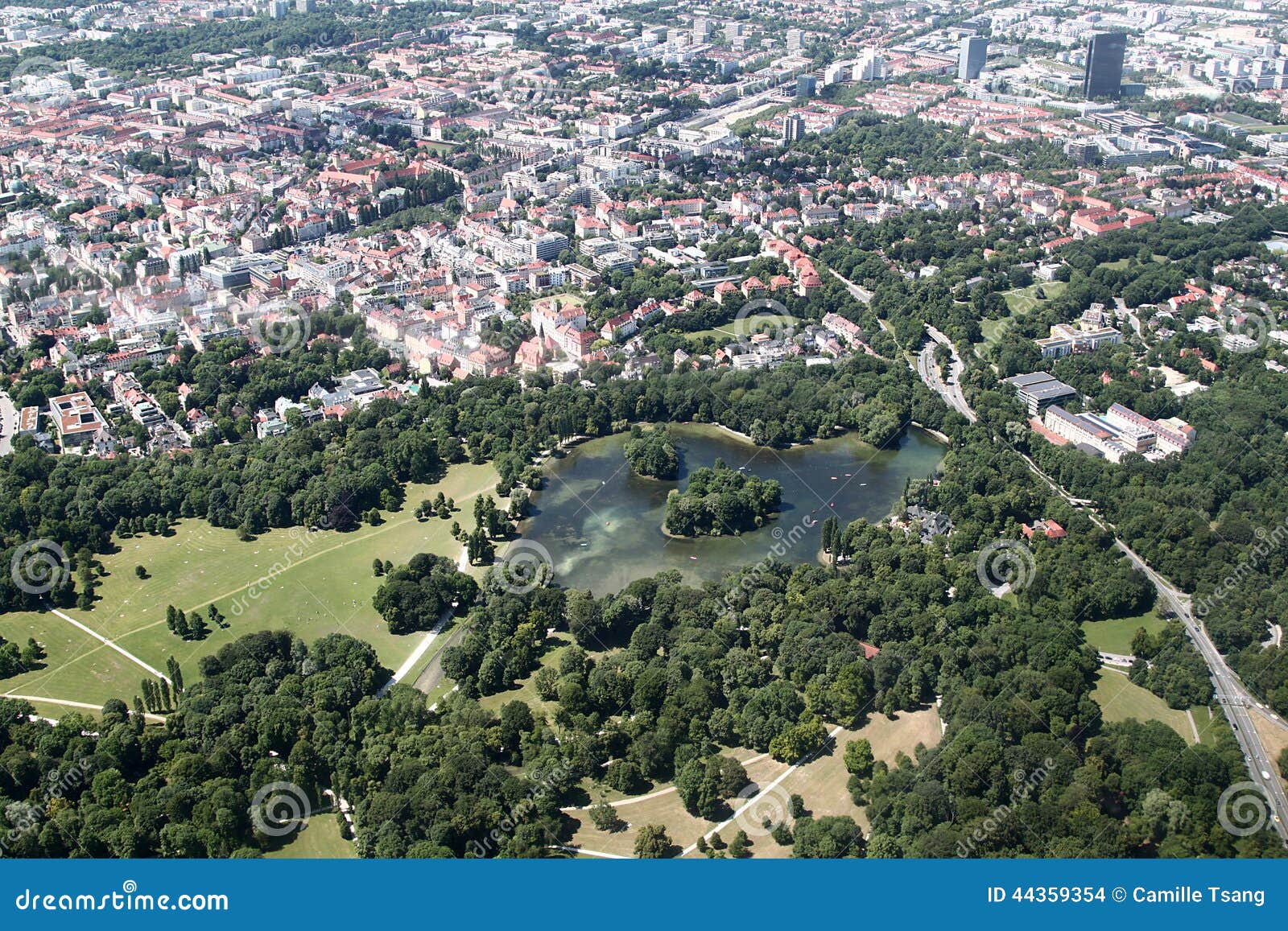 Flyg- sikt av engelskaträdgården, Munich. Flyg- sikt av engelskaträdgården, Englischen Garten på Munich, Tyskland