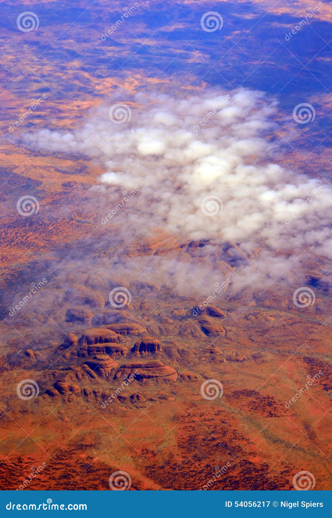 Yulara Australien - April 04, 2015: Flyg- sikt av Uluru (Ayres Rock) Australien