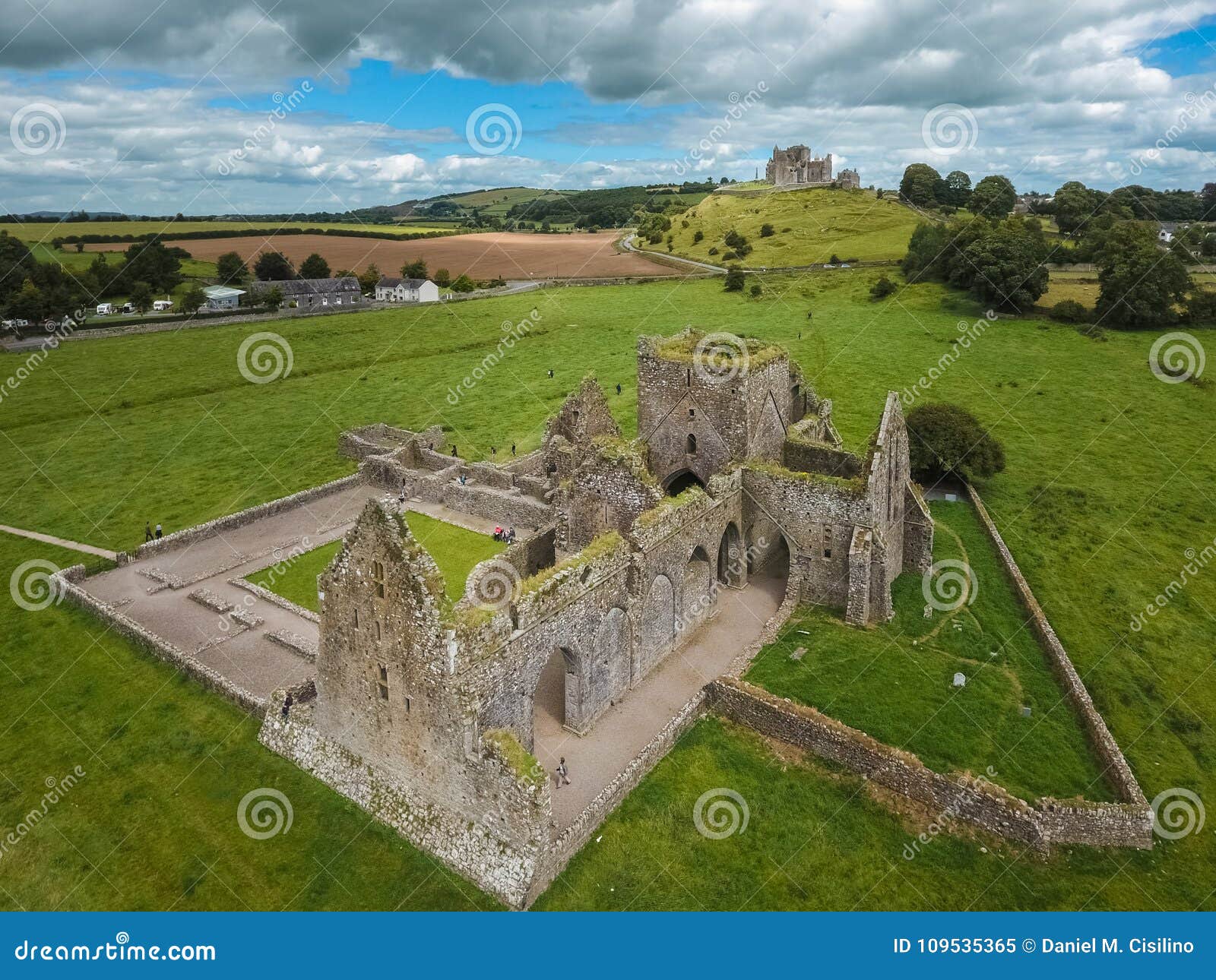 Flyg- sikt Hore Abbey Ståndsmässiga Tipperary ireland. Flyg- sikt av den Hore abbotskloster och vagga av Cashel, ståndsmässiga Tipperary ireland