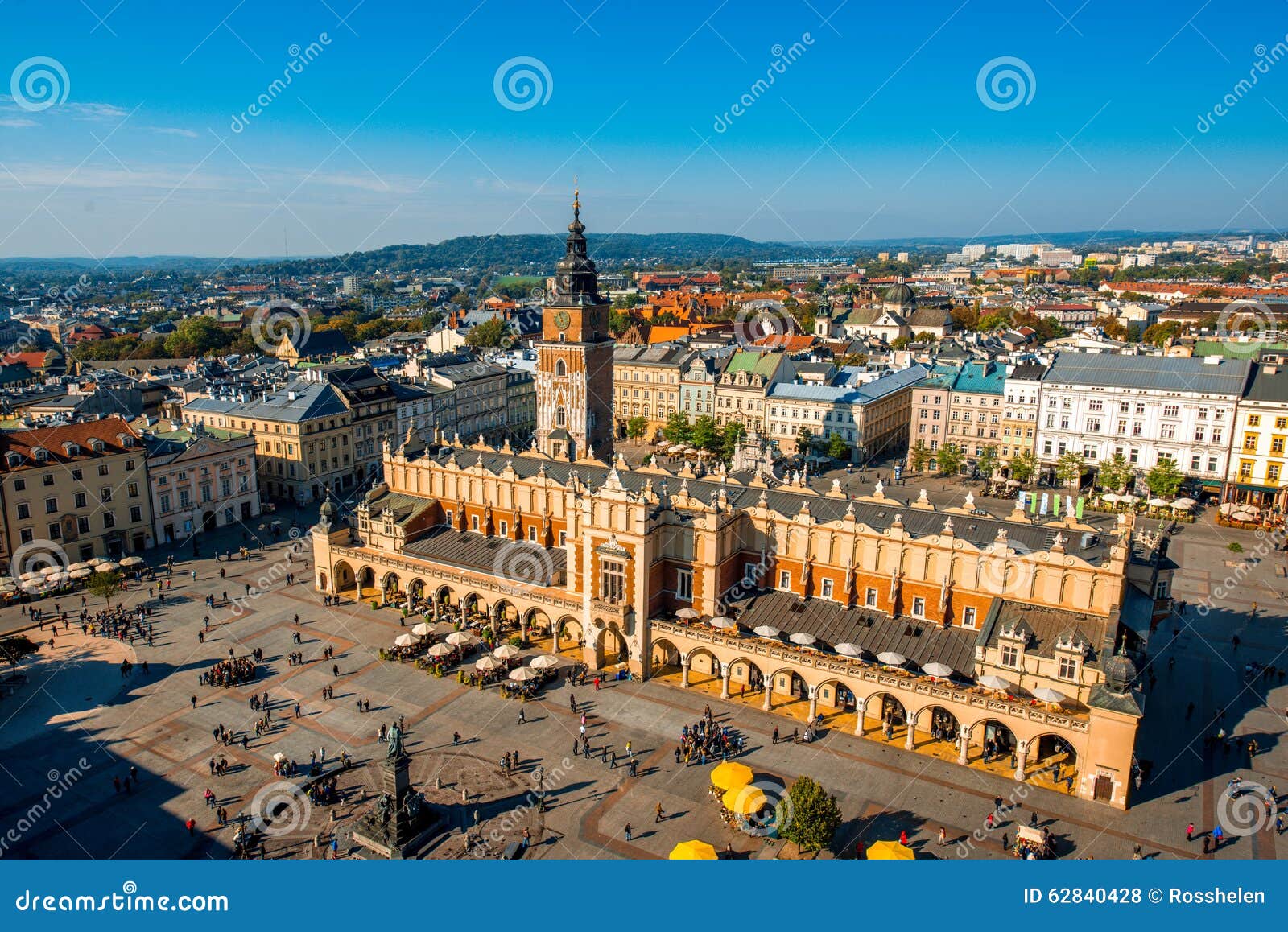 Flyg- sikt på den huvudsakliga marknadsfyrkanten i Krakow. Flyg- sikt på den huvudsakliga marknadsfyrkanten från Sts Mary basilikatorn i Krakow