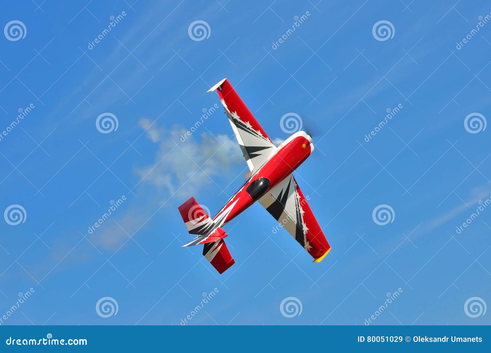 flying the plane performs aerobatics in the sky