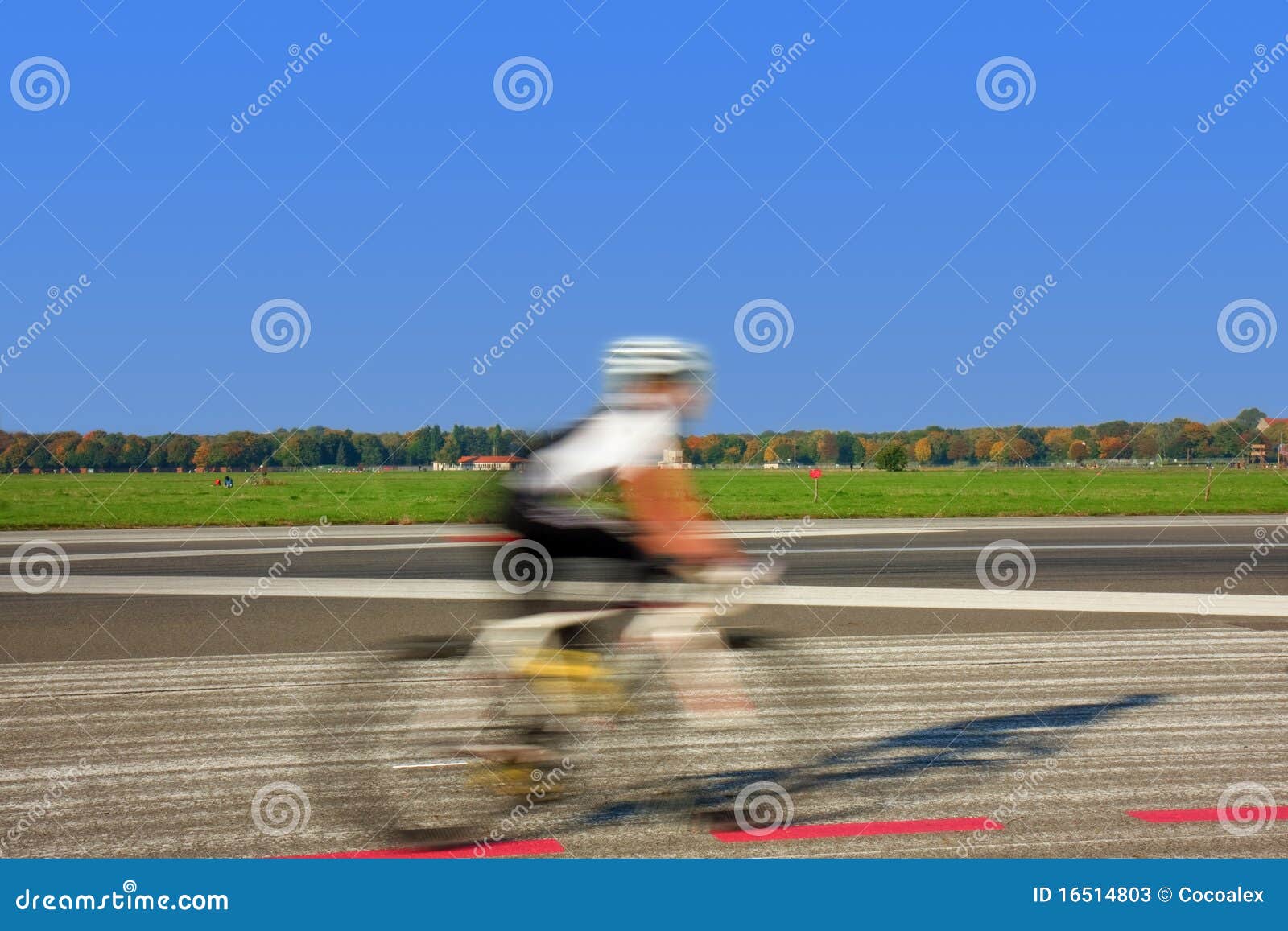 Flykt tempelhof för cykelcyklistridning. Tempelhof för ridning för höstcykelcyklist förrymd tid