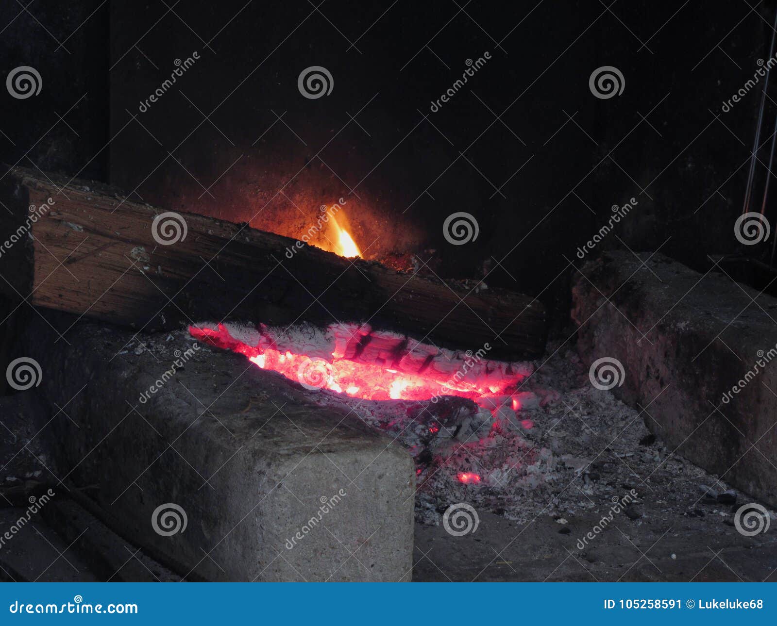 Flèches de la chaleur de flamme du feu en bois brûlant en cheminée