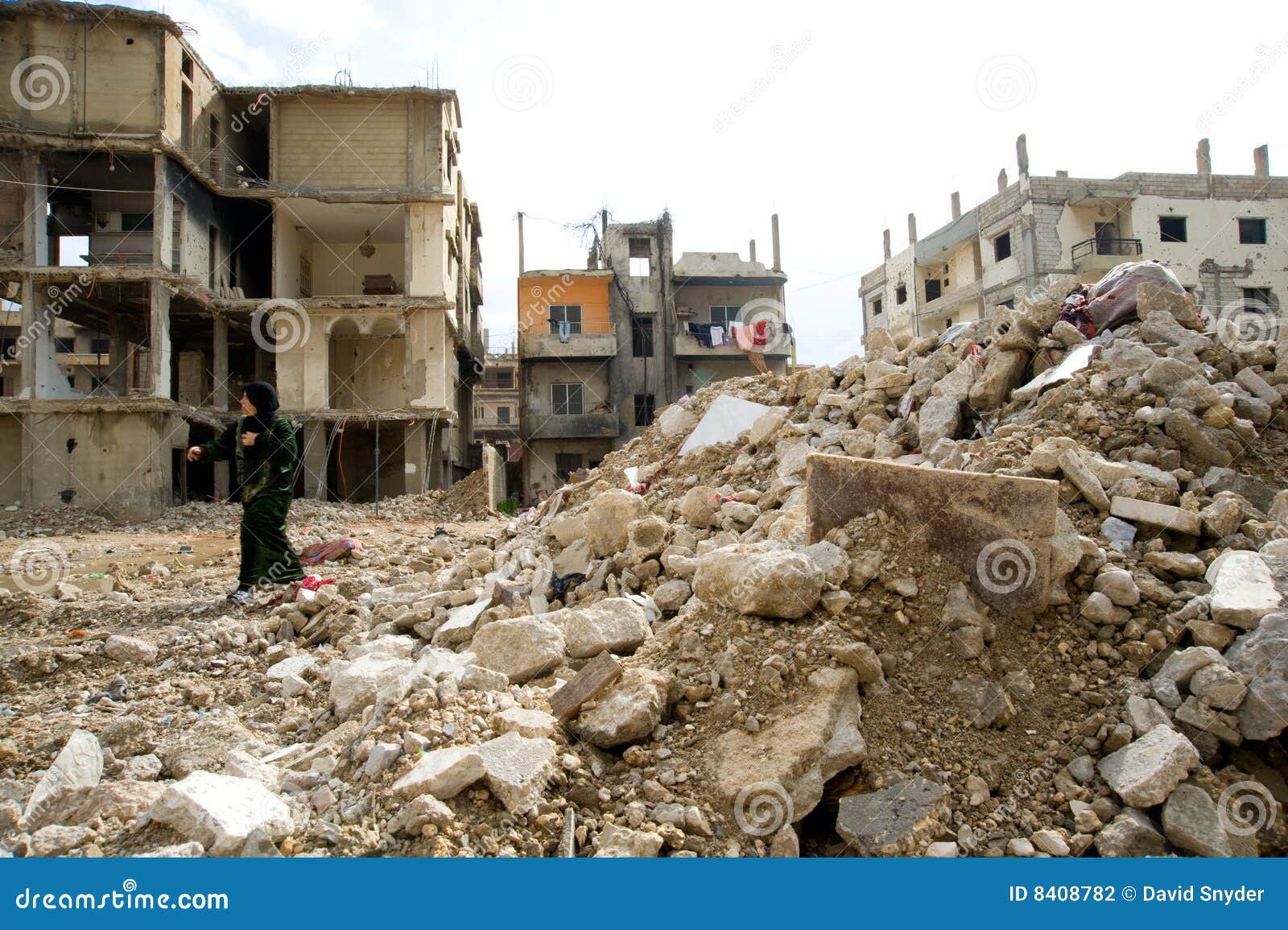 11. Februar 2009 - eine Straßenszene vom neuen Nahr Al entblößte Flüchtlingslager im Nordlibanon. Das alte Lager, Haus zu 30.000 palästinensischen Flüchtlingen, wurde vollständig 2007 durch das Kämpfen zwischen der libanesischen Armee und den Militaristen innerhalb des Lagers zerstört. Die Teile des neuen Lagers wurden auch schwer geschädigt.