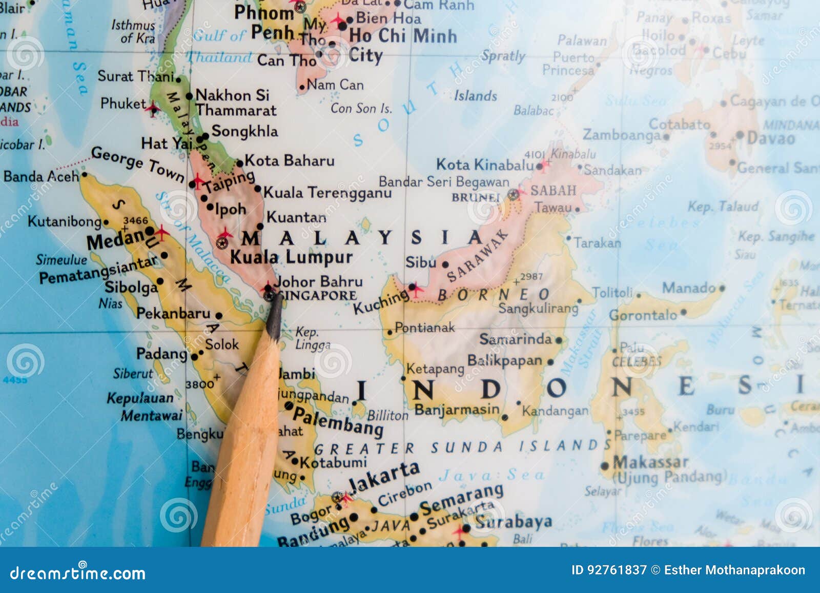 Focalize Em Singapura No Mapa Do Mundo Com Apontar Do Lápis Imagem de Stock  - Imagem de internet, mundo: 92761837
