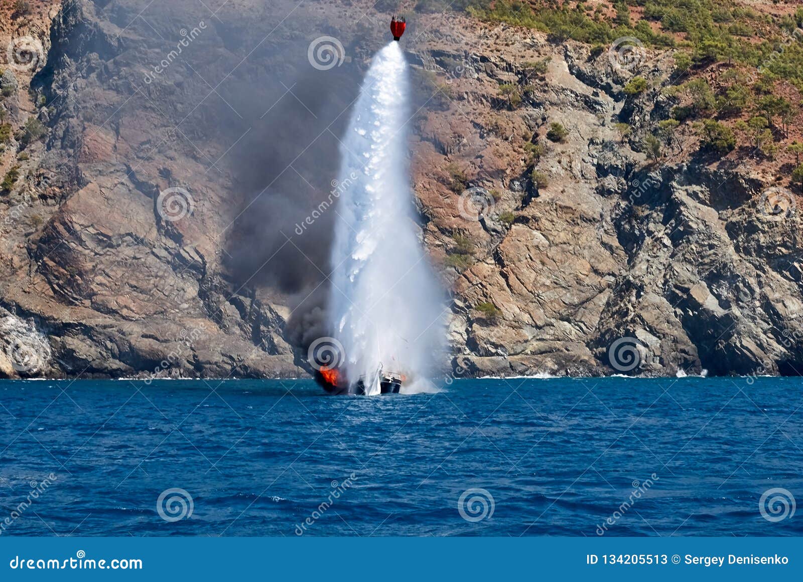 Fogo No Iate Turco No Mar Mediterrâneo Despejando a água No Iate