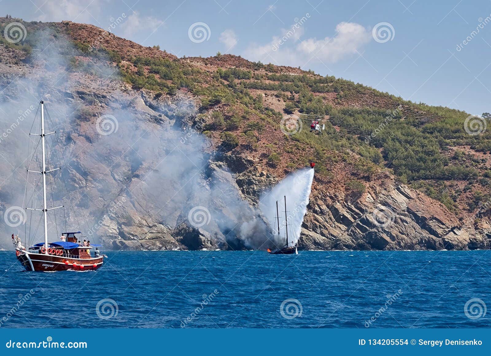 Fogo No Iate Turco No Mar Mediterrâneo Despejando a água No Iate