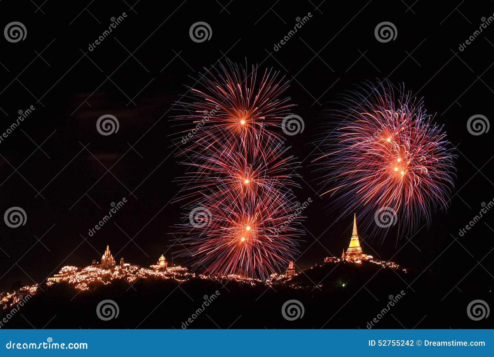 Os fogos-de-artifício no parque histórico de Phra Nakhon Khiri para a celebração anual