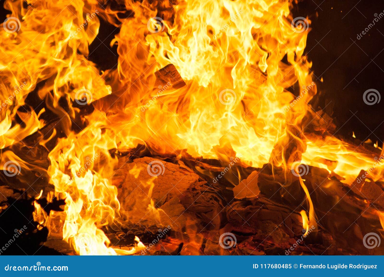 Fogo na água imagem de stock. Imagem de chama, nave, incandescer