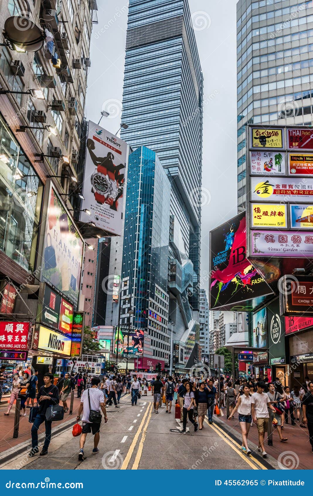 Folk som går shoppingvägbankfjärden Hong Kong. Vägbankfjärd, Hong Kong, porslin - juni 6, 2014: folket som shoppar i gatorna av vägbanken, skäller