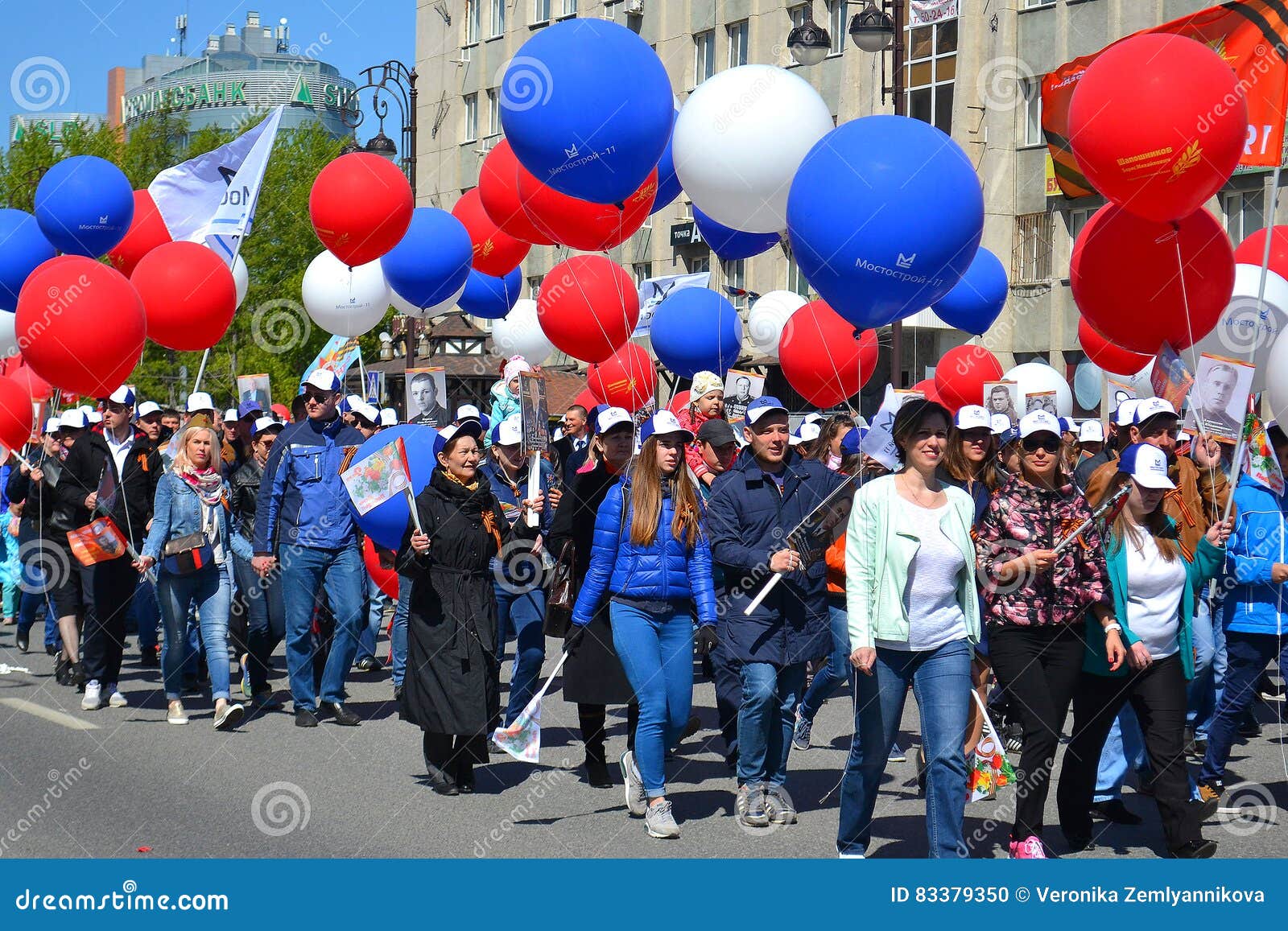 Можно выходить в мае. Шествие с шарами. Праздничное шествие с воздушными шарами. С воздушными шарами на демонстрации. Демонстрация с воздушными шариками.