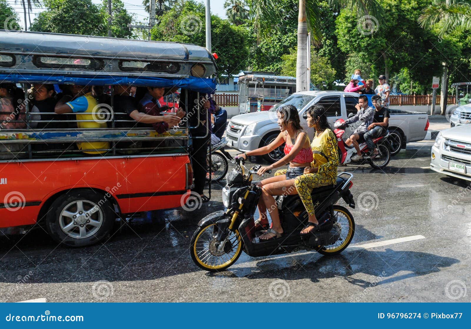 Folket spelar pulver i vattenfestivaldagen (den sångKran dagen). CHONBURI THAILAND - APRIL 14: Folket spelar pulver i den Kran för sången för vattenfestivaldagen dagen på 14 April 2017 i Bangsaen, Chonburi, Thailand