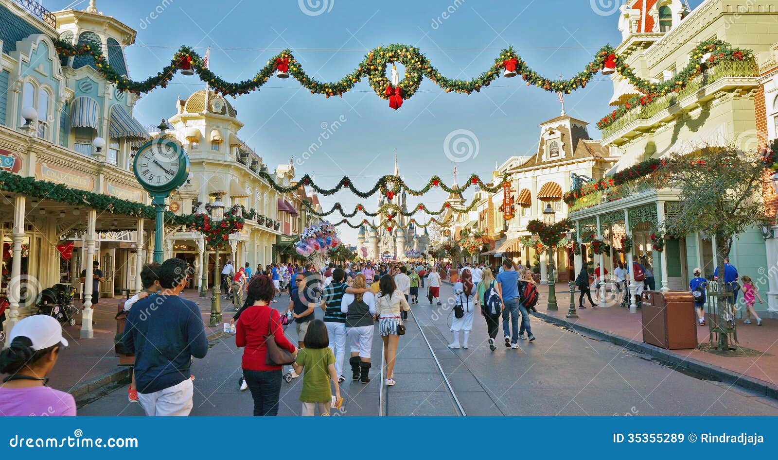 Immagini Natale Walt Disney.Folla Al Regno Magico Walt Disney World Di Festa Di Natale Immagine Stock Editoriale Immagine Di Castello Orlando 35355289