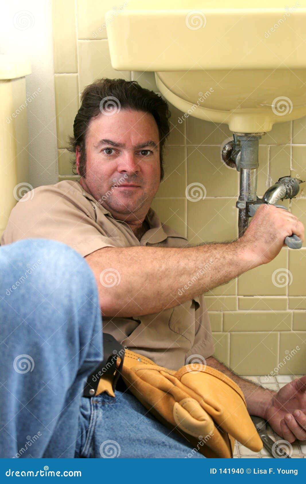 Fonctionnement de plombier photo stock. Image du bassin 141940