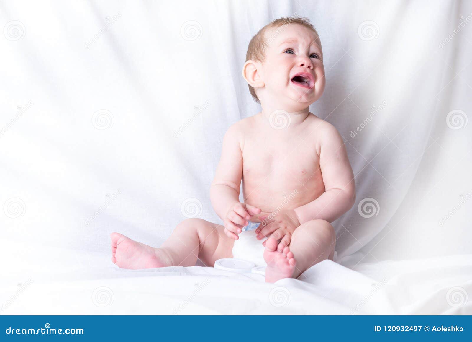 Fond Blanc Pleurant Triste De Mois Mignons Du Bebe 6 9 Emotions Du S D Enfants La Douleur De La Dentition Image Stock Image Du Personne Expression