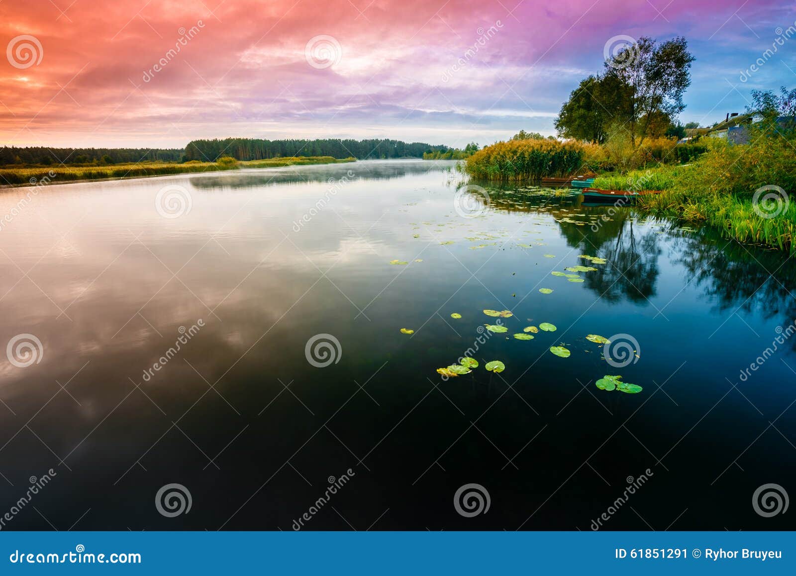 Fond calme de nature de rivière. L'eau calme du lac, rivière au temps de coucher du soleil, Forest On Other Side Paysage Fond de nature