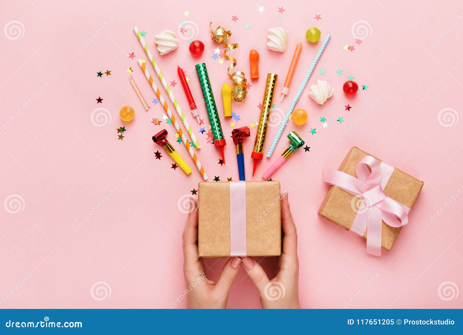 Fond De Fête D'anniversaire Avec Le Cadeau Et Les Confettis Image