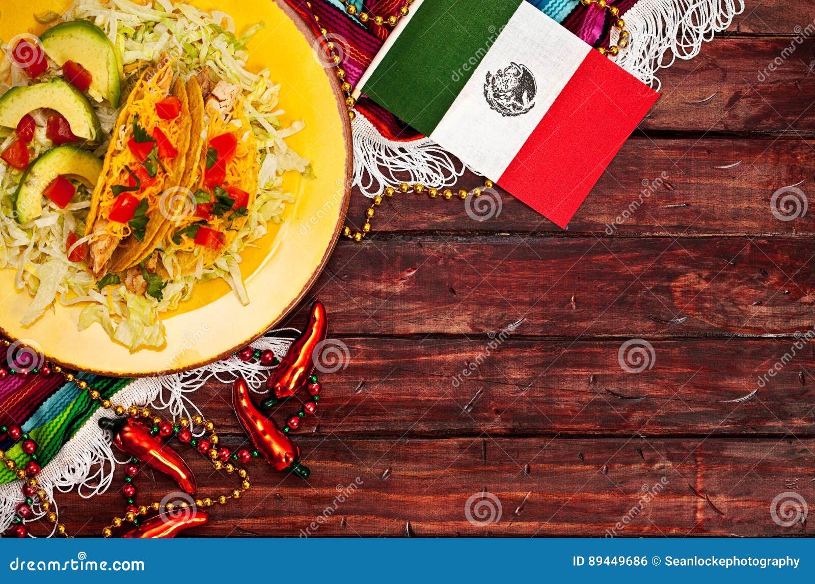 Fond : Drapeau Mexicain Et Tacos Pour Célébrer Cinco De Mayo Photo stock -  Image du mexicain, wooden: 89449686