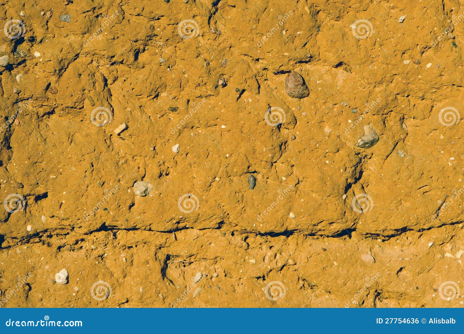 Fond historique et âgé de mur d'argile de grange de ferme. Fond et texture historiques et âgés de mur d'argile de grange de ferme