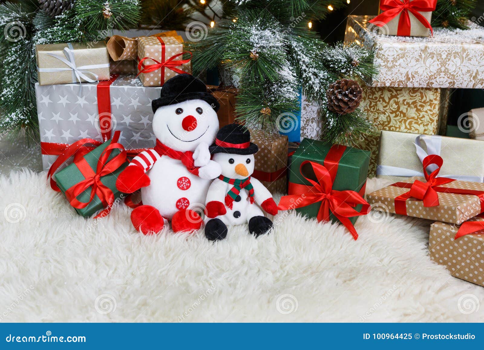 Evento seriamente gatito Fondo Acogedor De La Navidad Juegue Los Muñecos De Nieve Y Los Presentes  Debajo De árbol Del Año Nuevo Imagen de archivo - Imagen de lindo,  acogedor: 100964425