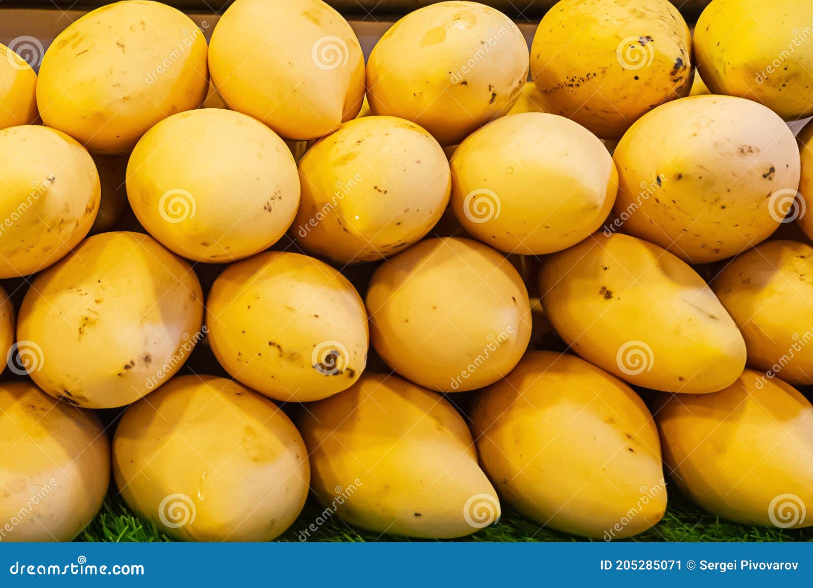 Fondo Apilado De Fruta Tropical Amarilla De Mango Imagen de archivo - Imagen sano, anaranjado:
