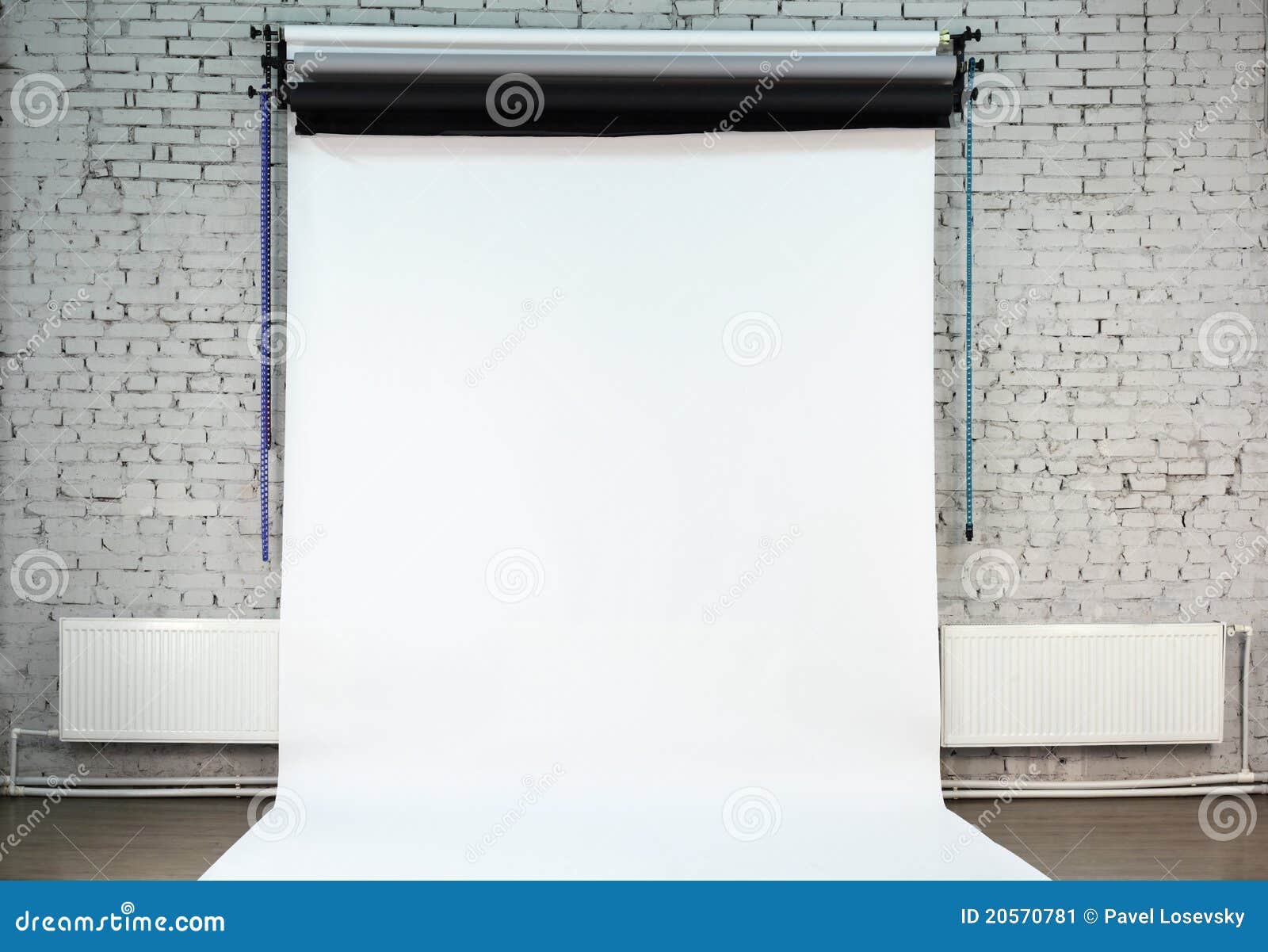 Fondo blanco en la pared de ladrillo dentro del estudio. Fondo blanco en la pared de ladrillo blanca dentro del estudio poseído por el fotógrafo