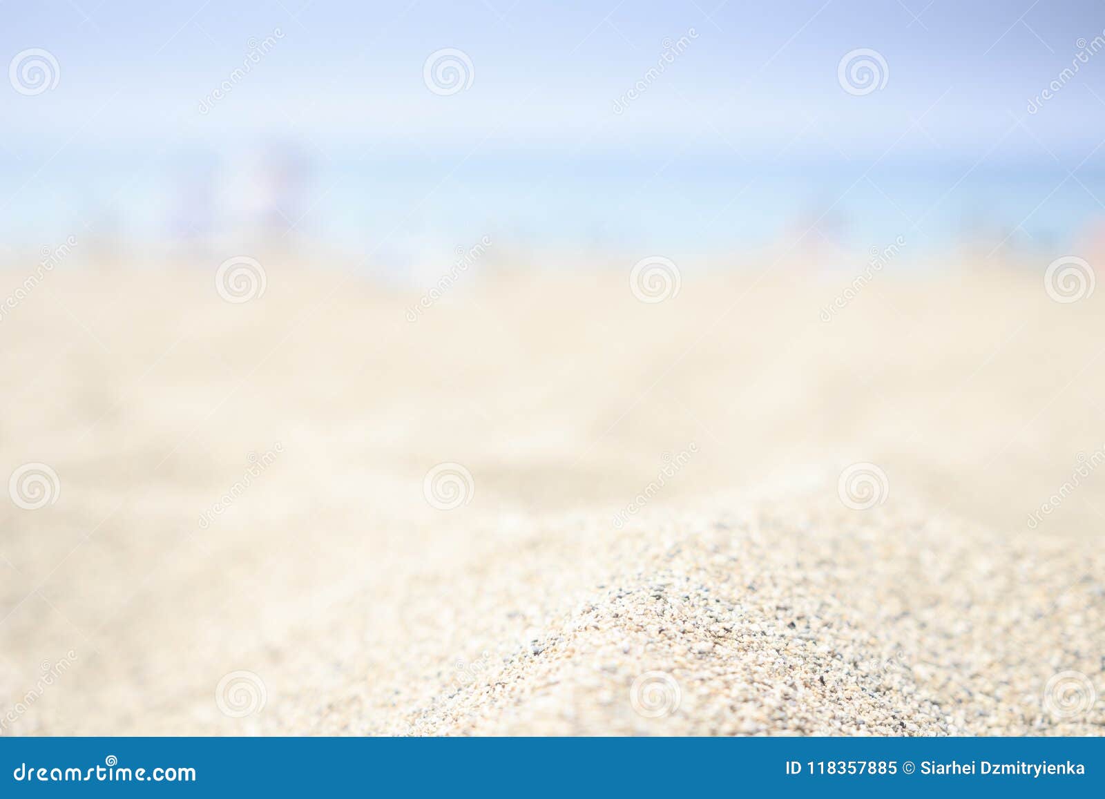 Curva de arena blanca o playa de arena tropical con fondo de mar azul y  cielo azul borroso