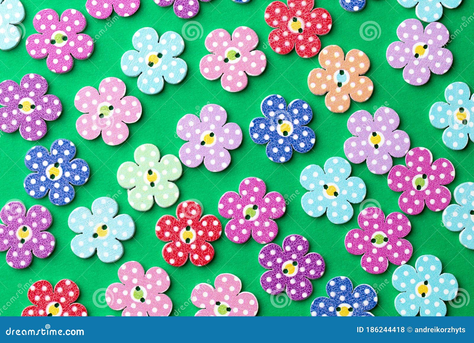 Fondo Creativo Con Botones Decorativos De Madera En Forma De Flores Foto de  archivo - Imagen de infantil, bebé: 186244418