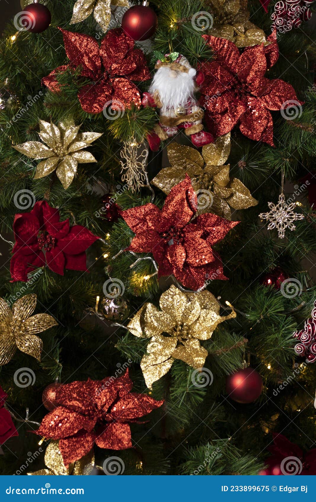 Fondo De árbol De Navidad Con Flores De Noche Buenas Esferas Y Luces Imagen  de archivo - Imagen de esfera, fondo: 233899675
