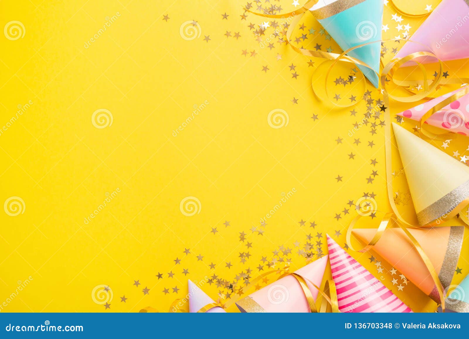 Fondo De La Fiesta De Cumpleaños En Amarillo Foto de archivo - Imagen