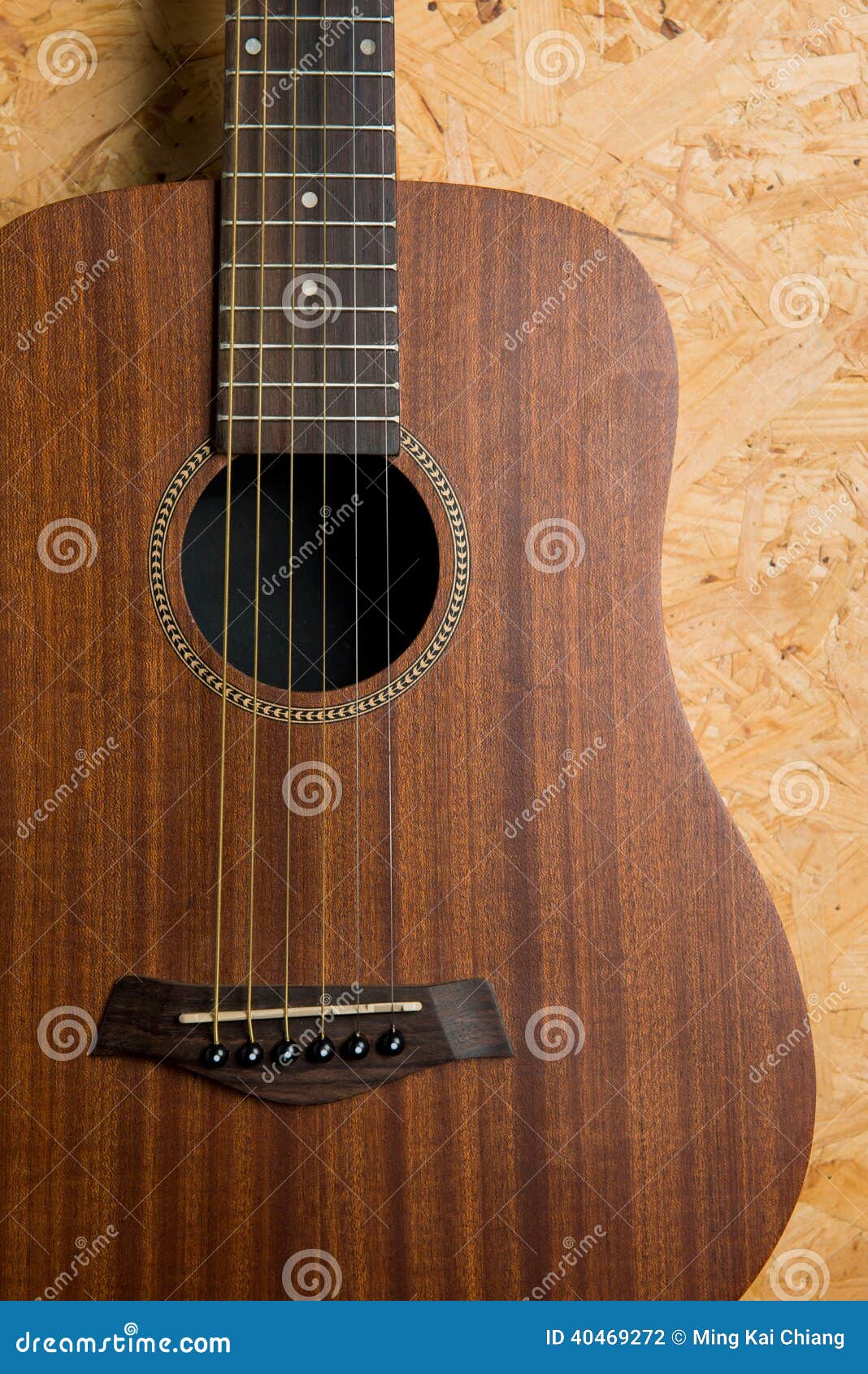 Fondo de la guitarra acústica. Guitarra acústica en el fondo de madera
