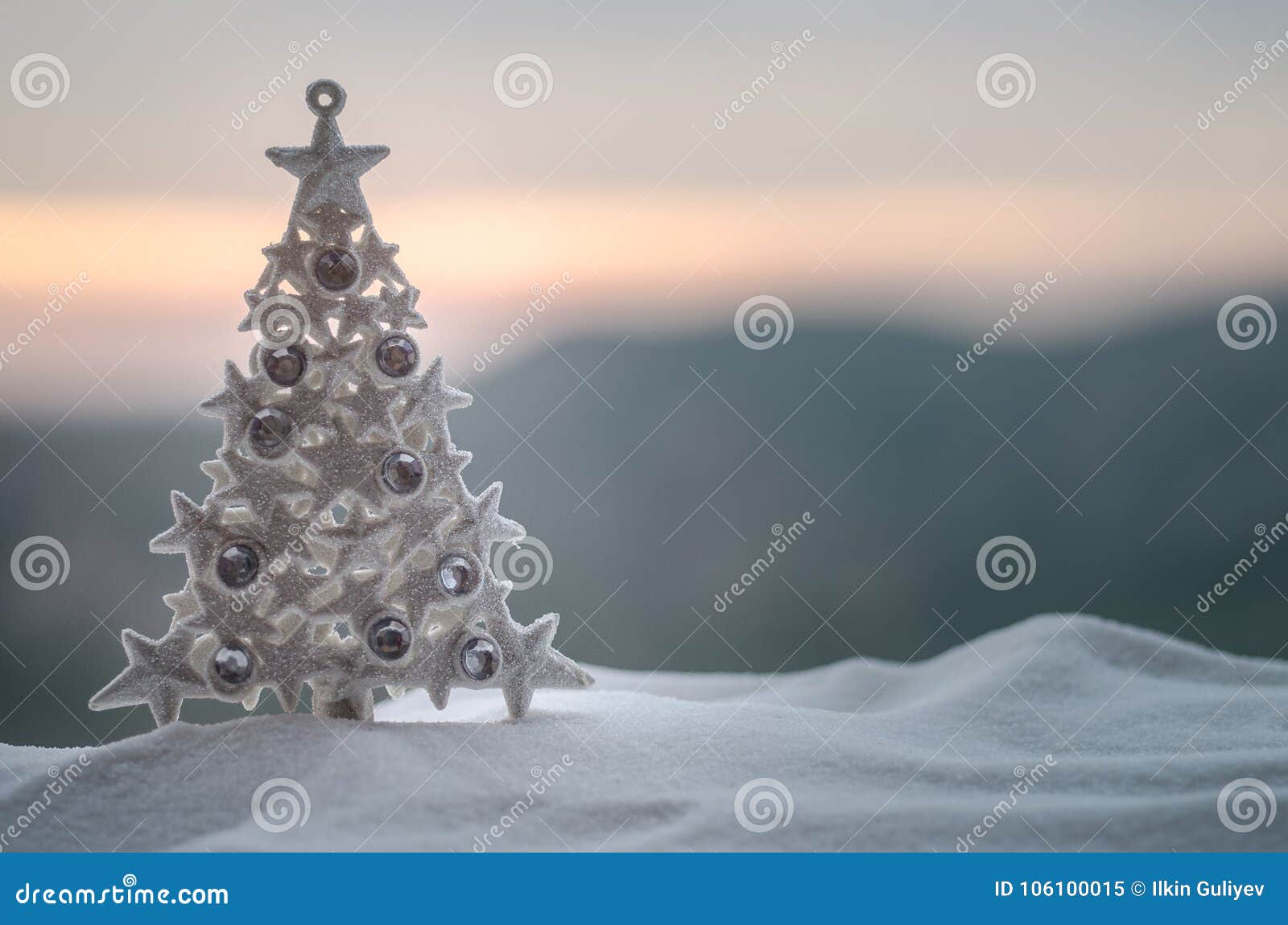 Fondo De La Navidad Con Los Abetos Nevosos El árbol De Navidad Nevado Se  Destaca Brillantemente Contra Fondo Borroso De La Natura Imagen de archivo  - Imagen de cubo, primer: 106100015